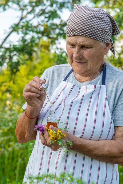 Alte Frau Stellt Kräutertinktur Her Selektiver Fokus Natur — Stockfoto