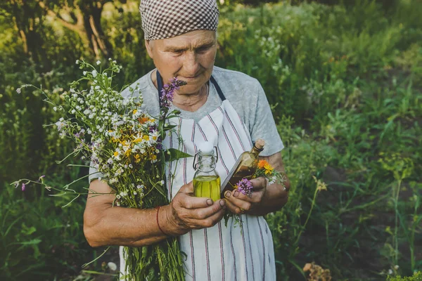 Alte Frau Stellt Kräutertinktur Her Selektiver Fokus Natur — Stockfoto