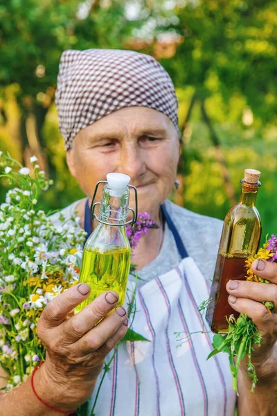 Alte Frau Stellt Kräutertinktur Her Selektiver Fokus Natur — Stockfoto