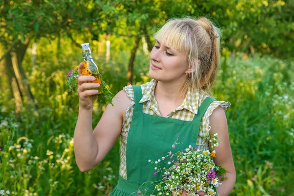 Une Femme Fait Teinture Base Plantes Concentration Sélective Nature — Photo