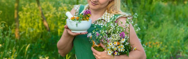 Una Donna Tintura Alle Erbe Concentrazione Selettiva Natura — Foto Stock