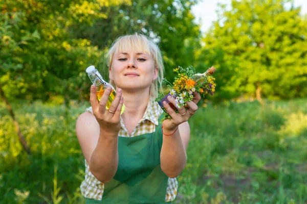 Kvinna Gör Växtbaserade Tinkturer Selektivt Fokus Natur — Stockfoto