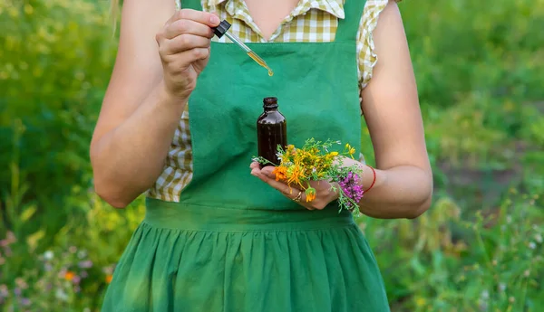 Kvinna Gör Växtbaserade Tinkturer Selektivt Fokus Natur — Stockfoto