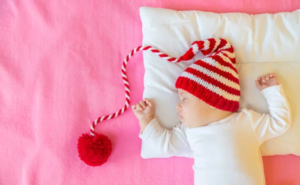 Baby Slaapt Een Kerstmuts Selectieve Focus Mensen Vrolijk Kerstfeest Gelukkig — Stockfoto