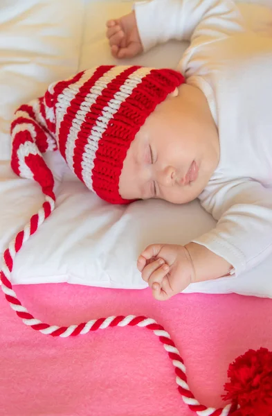 Bambino Dorme Con Cappello Babbo Natale Concentrazione Selettiva Gente Buon — Foto Stock