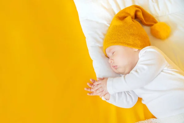 Baby Slaapt Een Gele Achtergrond Selectieve Focus Mensen Vrolijk Kerstfeest — Stockfoto