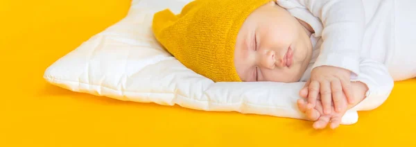 Bambino Dorme Uno Sfondo Giallo Concentrazione Selettiva Gente Buon Natale — Foto Stock