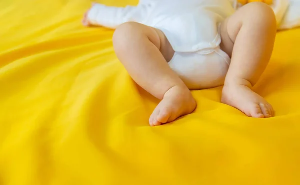 Pies Bebé Sobre Fondo Amarillo Enfoque Selectivo Gente Feliz Navidad — Foto de Stock