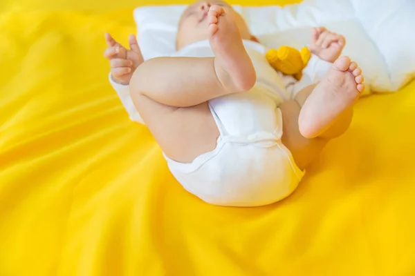 Pies Bebé Sobre Fondo Amarillo Enfoque Selectivo Gente Feliz Navidad — Foto de Stock