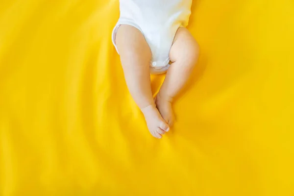 Babyfüße Auf Gelbem Hintergrund Selektiver Fokus Menschen Frohe Weihnachten Und — Stockfoto