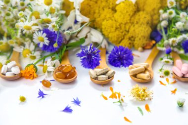 Homeopati ve şifalı bitkilerden beslenme takviyeleri. Seçici odaklanma. Doğa.