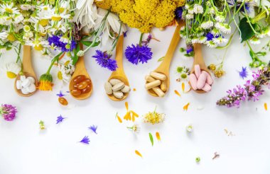 Homeopati ve şifalı bitkilerden beslenme takviyeleri. Seçici odaklanma. Doğa.