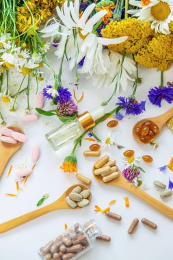 Homeopati ve şifalı bitkilerden beslenme takviyeleri. Seçici odaklanma. Doğa.