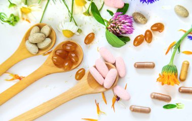 Homeopati ve şifalı bitkilerden beslenme takviyeleri. Seçici odaklanma. Doğa.