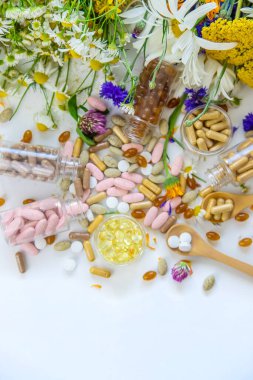 Homeopati ve şifalı bitkilerden beslenme takviyeleri. Seçici odaklanma. Doğa.