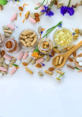 Homeopati ve şifalı bitkilerden beslenme takviyeleri. Seçici odaklanma. Doğa.