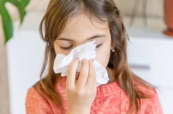 Niño Limpia Una Secreción Nasal Con Una Servilleta Enfoque Selectivo — Foto de Stock