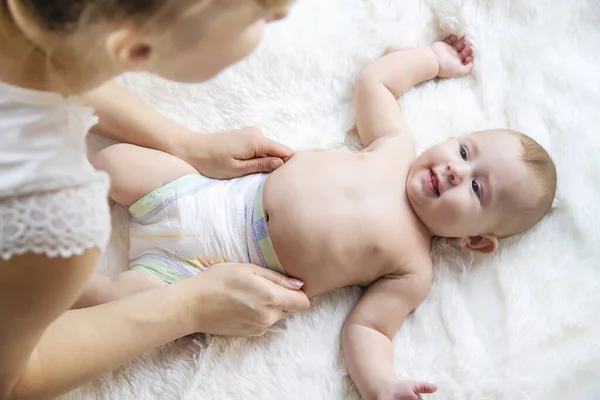 Madre Está Cambiando Pañal Los Bebés Enfoque Selectivo Gente — Foto de Stock