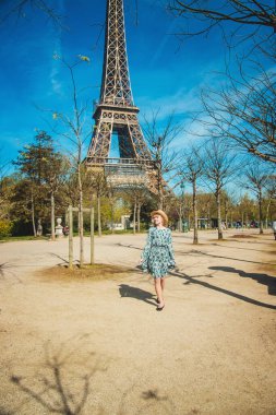 Eyfel Kulesi 'nin önündeki kadın. Seçici odaklanma. Kız.