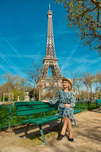 Woman Front Eiffel Tower Selective Focus Girl — Stockfoto