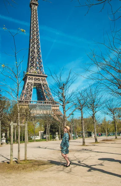 Woman Front Eiffel Tower Selective Focus Girl — Stockfoto