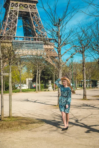 Woman Front Eiffel Tower Selective Focus Girl — Foto de Stock