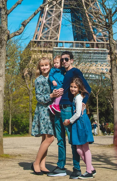 Familie Foto Bij Eiffeltoren Selectieve Focus Mensen — Stockfoto