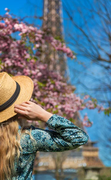 Woman Hat Looks Eiffel Tower Selective Focus People — Stock fotografie