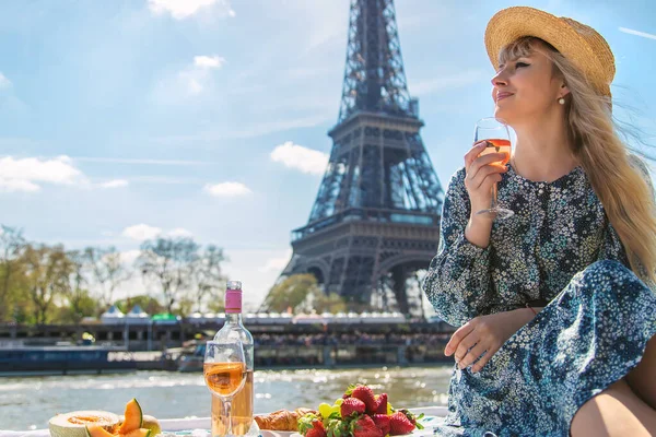 Una Donna Vicino Alla Torre Eiffel Beve Vino Concentrazione Selettiva — Foto Stock