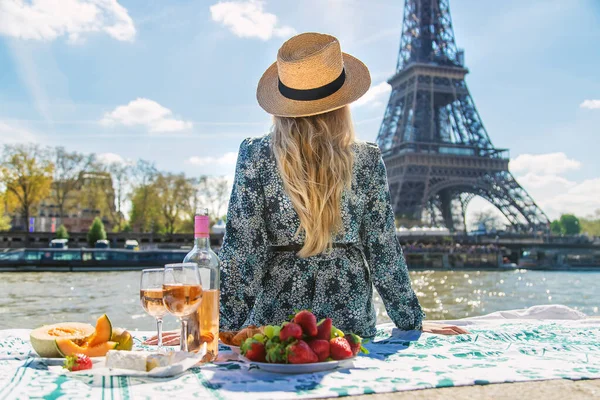 Woman Eiffel Tower Drinks Wine Selective Focus People —  Fotos de Stock