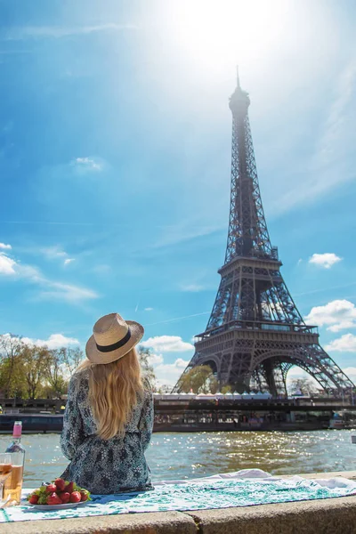 Woman Eiffel Tower Drinks Wine Selective Focus People — Stock fotografie