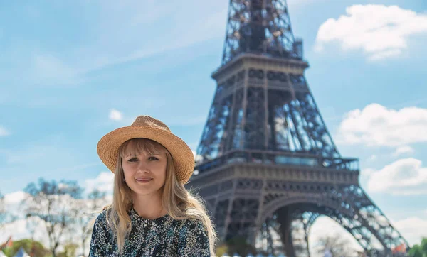 Woman Hat Looks Eiffel Tower Selective Focus People — Stockfoto