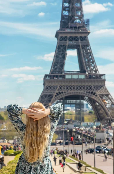 Woman Eiffel Tower Selective Focus People — Fotografia de Stock