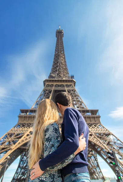 Eiffel Kulesinin Yanında Bir Çift Kadın Erkek Seçici Odaklanma Nsanlar — Stok fotoğraf