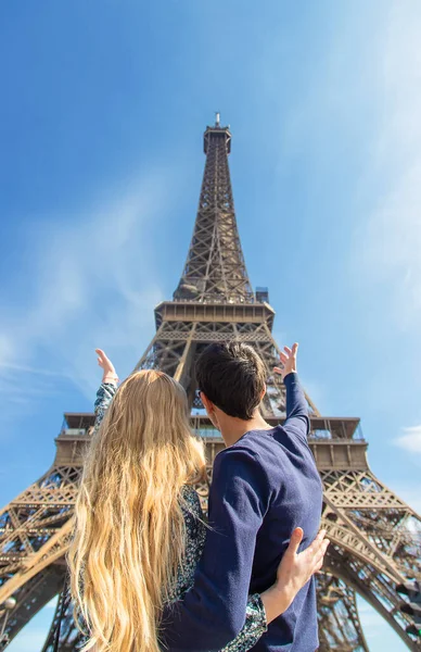 Couple Woman Man Eiffel Tower Selective Focus People — Stockfoto