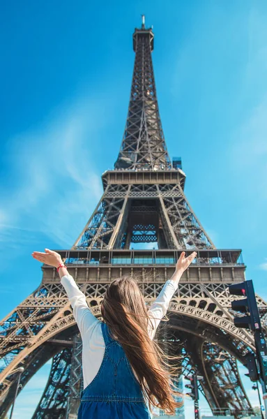 Paris Eyfel Kulesi Yakınlarında Bir Çocuk Seçici Odaklanma Çocuk — Stok fotoğraf