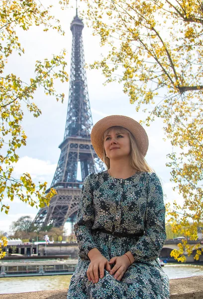 Femme Avec Chapeau Près Tour Eiffel Concentration Sélective Les Gens — Photo