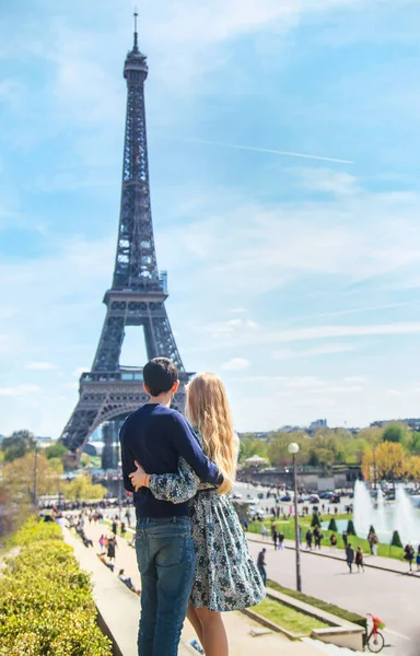 Couple Man Woman Eiffel Tower Selective Focus People — Stockfoto