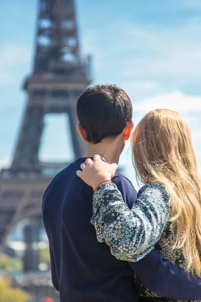 Couple Man Woman Eiffel Tower Selective Focus People — Stockfoto