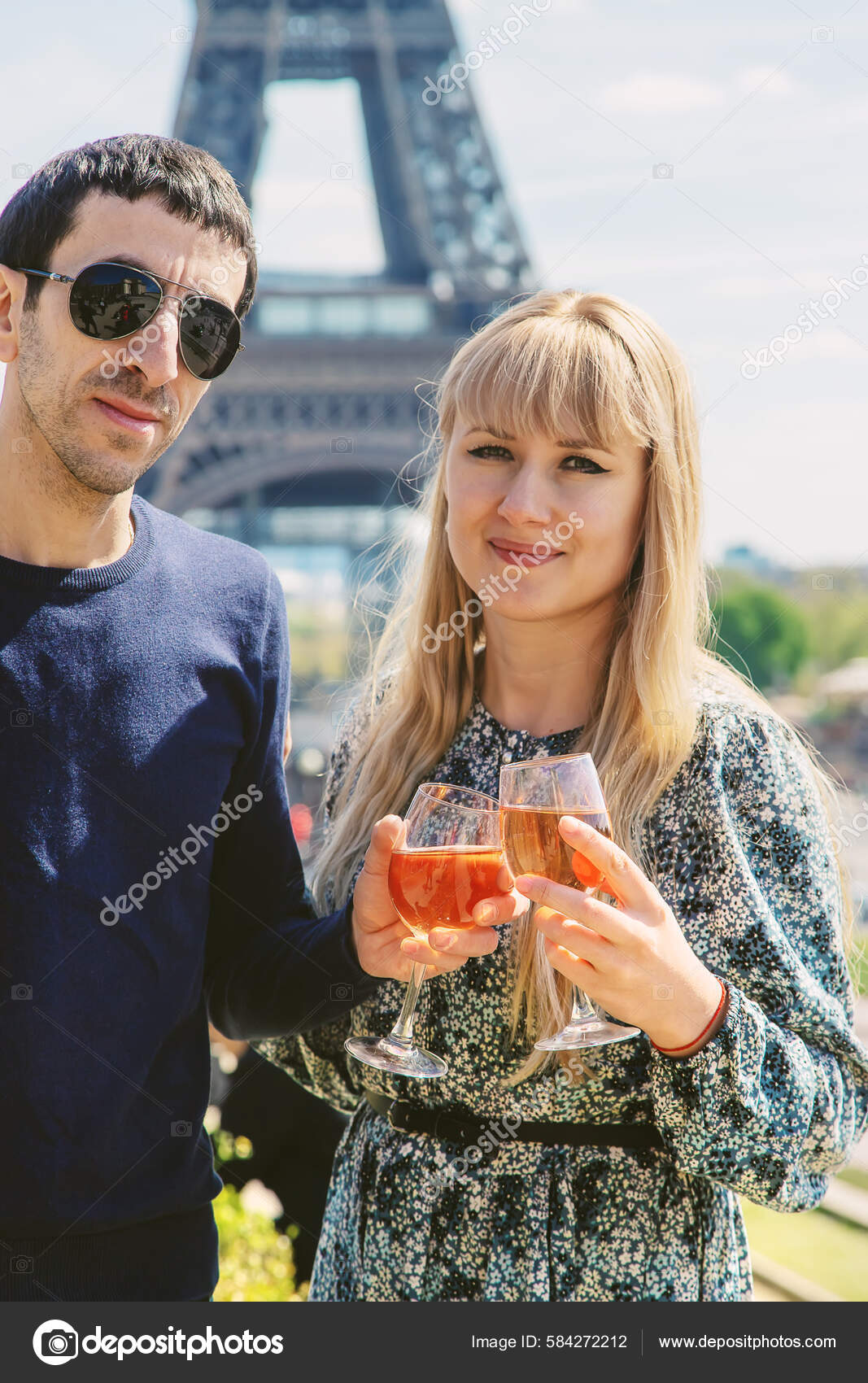 Мужчина Женщина Вином Возле Эйфелевой Башни Выборочный Фокус Люди.