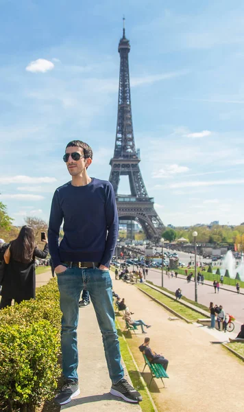 Homem Perto Torre Eiffel Foco Seletivo Pessoas — Fotografia de Stock