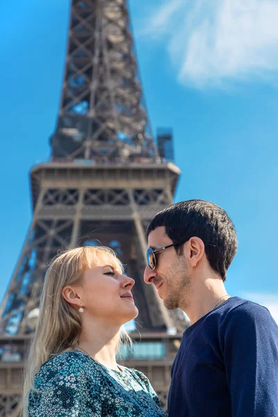 艾菲尔铁塔附近的男女情侣有选择的重点 — 图库照片