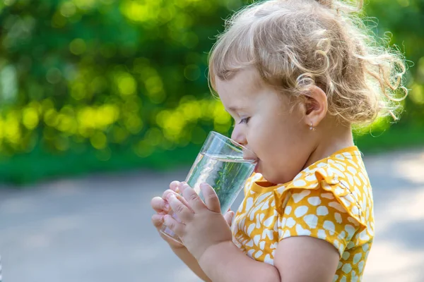 Das Kind Trinkt Wasser Aus Einem Glas Selektiver Fokus Kind — Stockfoto