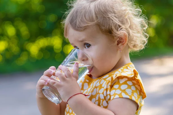 Дитина Воду Склянки Вибірковий Фокус Хлопчик — стокове фото