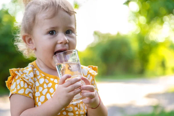 Niño Bebe Agua Vaso Enfoque Selectivo Niño — Foto de Stock