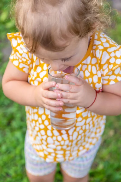 Niño Bebe Agua Vaso Enfoque Selectivo Niño — Foto de Stock