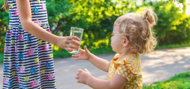 Çocuk bardaktan su içiyor. Seçici odaklanma. Çocuk.
