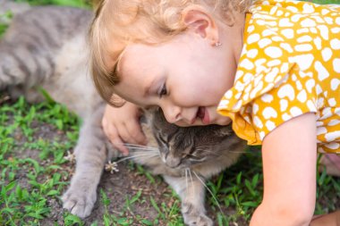 Çocuk kediyle oynuyor. Seçici odaklanma. Bebeğim..