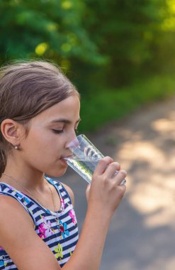 Çocuk bardaktan su içiyor. Seçici odaklanma. Çocuk.