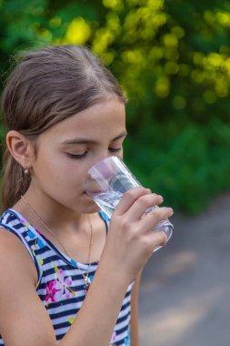 Çocuk bardaktan su içiyor. Seçici odaklanma. Çocuk.